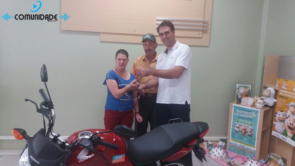 Ir para  <p><big>A Cresol Marcelino Ramos realizou, na tarde desta sexta-feira, a entrega de uma motocicleta &agrave; associada Leila Olkoski Brusch, da ag&ecirc;ncia de Viadutos. O pr&ecirc;mio foi sorteado na Assembleia Geral da...